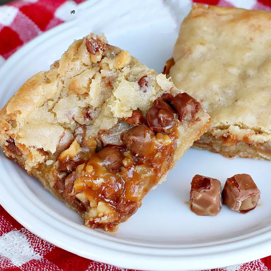 Snickers Bar Blondies With Gooey Caramel and Chocolate 4 Snickers Bar Blondies